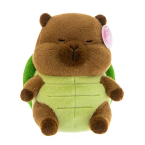 Adorabile peluche di capibara marrone con guscio di tartaruga verde su sfondo bianco