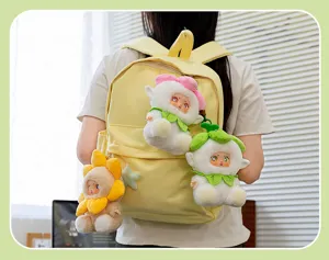 Trois porte-clés poupée en peluche fée des fleurs sur un sac à dos jaune décoratif