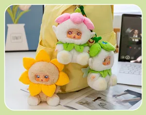 Vue détaillée de trois adorables pendentifs peluches elfe fleur à visage en vinyle