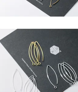 Détail des crochets d'oreilles en V en argent S925 or et argent pour bijoux DIY.