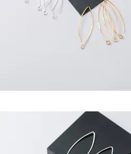 Détail macro de crochets d'oreilles DIY en argent S925 et plaqués or en V