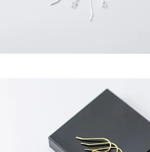 Vue détaillée des crochets d'oreilles en argent 925 et plaqués or pour bijoux DIY.