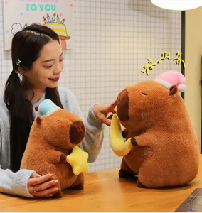 Lindos peluches de carpincho con accesorios de estrella y luna en un ambiente acogedor