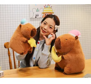 Adorable peluche de carpincho con gorro de dormir y estrella sostenido por una modelo asia