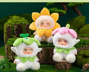 Groupe de trois poupées bébé fleur en peluche avec visages en vinyle dans la forêt