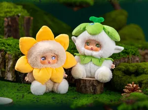 Gros plan de poupées en peluche bébé esprit fleur avec des visages en vinyle doux