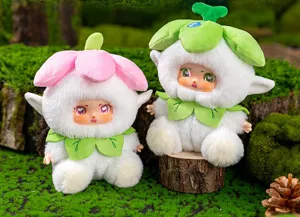 Deux jolies poupées en peluche fleur avec visage en vinyle dans un décor de mousse
