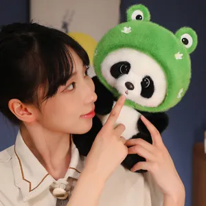 Süßes Panda-Plüschtier mit grüner Froschkapuze, von einem Model in Nahaufnahme präsentiert