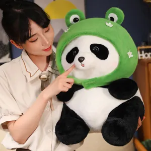 Detailansicht eines süßen Panda-Plüschtiers mit grüner Froschkapuze, gehalten von Model