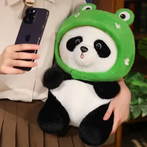Niedlicher Panda-Plüsch mit Froschmütze, von Person zur Größenvorstellung gehalten