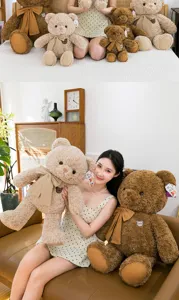 Ours en peluche frisé avec nœud papillon tenu par un mannequin dans un salon