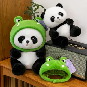 Süße realistische Panda Plüschpuppe mit abnehmbarem grünem Froschkostüm Hut für Kinder