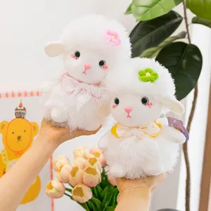 Set van twee zachte witte pluche schapen met kanten strikjes en bloemen hoofdbanden