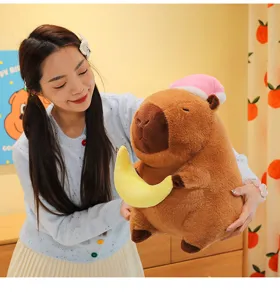 Lindo peluche de carpincho con gorro de dormir y detalle de luna en brazos