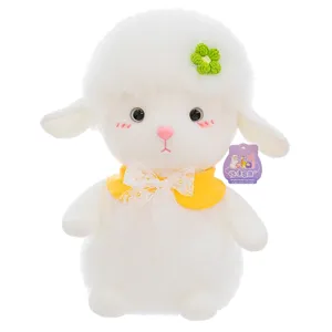 Schattig wit pluchen schaap met een gele kraag en een verfijnde kanten strik detail