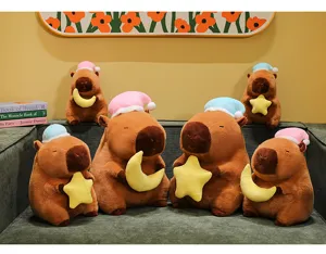 Grupo de lindos peluches de carpincho con gorros de dormir sosteniendo cojines de luna y estrella