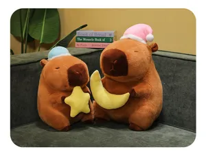 Lindos peluches de carpincho con gorros de dormir sosteniendo una estrella y la luna