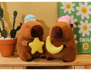 Detalle de peluches de carpincho con accesorios de estrella y luna en habitación cálida