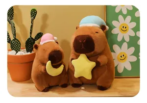 Vista detallada de dos peluches de carpincho con gorros, una estrella y una luna.