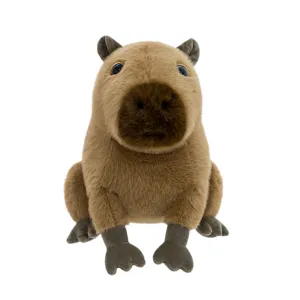 Lindo peluche de carpincho marrón con pelaje suave sentado sobre fondo blanco puro