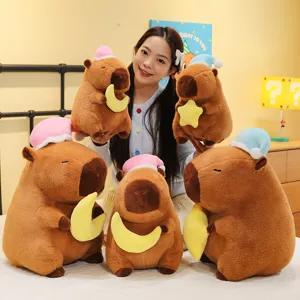 Peluches de carpincho marrón con gorros de dormir y almohadas de luna en habitación