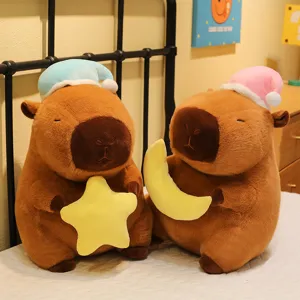 Dos lindos peluches de carpincho con gorros de dormir coloridos en una cama suave