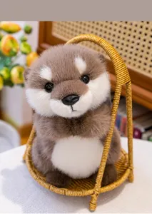 Primer plano de un lindo muñeco de peluche de nutria sentado en una cesta de mimbre