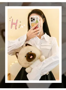 Dettaglio di un morbido peluche a forma di cane tenuto da una ragazza in un contesto lifestyle.