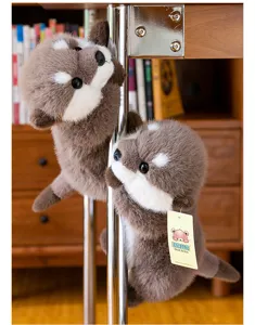 Dos lindos peluches de nutria aferrados a una pata de escritorio en un ambiente acogedor.