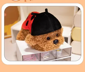 Detailaufnahme eines weichen Plüsch-Teddyhundes in einem süßen Marienkäfer-Kostüm