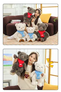 Suave oso de peluche con bufanda de punto roja mostrado en un ambiente hogareño acogedor