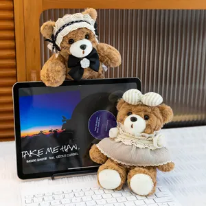 Par de lindos peluches de osos marrones vestidos para compañeros de escritorio y regalo