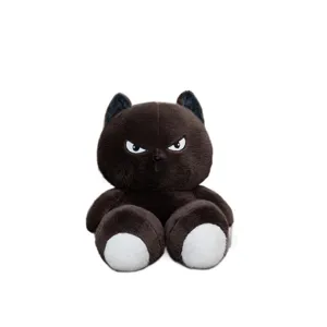 Niedliches und cooles Plüschtier schwarze Katze mit bösem Blick auf weißem Grund.