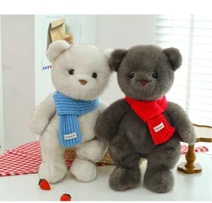 Pareja de ositos de peluche suaves con bufandas de punto azules y rojas, acogedor