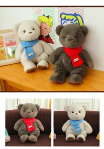 Vista detallada de ositos de peluche con bufandas de punto rojas y azules en un ambiente acogedor