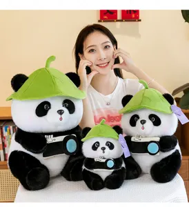 Vista detallada de peluches de panda con sombreros de hojas y cámaras sostenidos por modelo