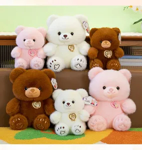 Gedetailleerd groepsoverzicht van schattige teddybeer knuffels in roze, wit en bruin.