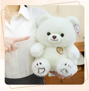 Close-up van een zachte witte teddybeer knuffel met een draaiende badge in de hand
