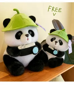 Lindos peluches de panda con sombreros de hojas y cámaras, disponibles en dos tamaños distintos.