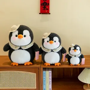 Drei süße Pinguin-Plüschtiere mit Strohhüten und Spitzenkragen in verschiedenen Größen