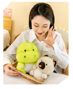 Dettaglio di simpatici peluche drago verde e cane bianco tenuti in un cesto da una modella