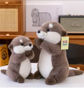 Primer plano que muestra la suave textura y la tierna pose de oración del peluche de nutria.