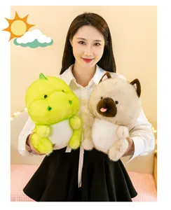 Visuale dettagliata di un peluche a forma di drago e cucciolo tenuto da una modella asiatica