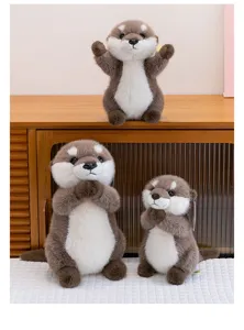 Vista detallada de tres adorables nutrias de peluche con pelaje suave en varias poses de oración.