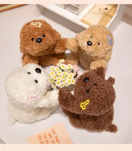 Nahaufnahme von vier bunten magnetischen Teddyhund-Plüschtieren um einen Gänseblümchenstrauß
