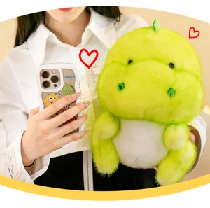Primo piano di un simpatico peluche di drago verde tenuto da una modella in un set accogliente