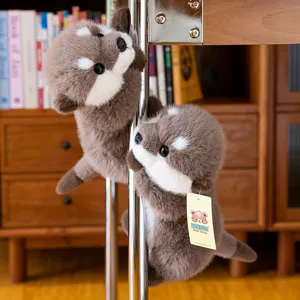 Peluches de nutrias realistas marrones y blancos abrazando un poste en una casa acogedora.