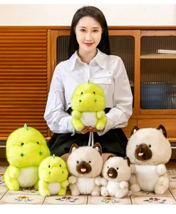 Modella asiatica con adorabili peluche drago verde e cane beige in varie dimensioni