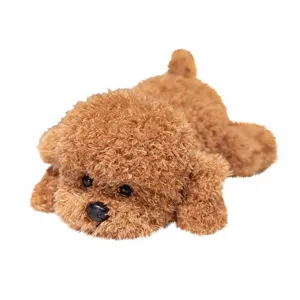 Weicher brauner Plüsch-Teddyhund in liegender Position, süßes Stofftier für Kinder