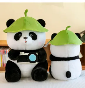 Detalle frontal y posterior de un lindo peluche de panda con un sombrero de hoja verde y cámara